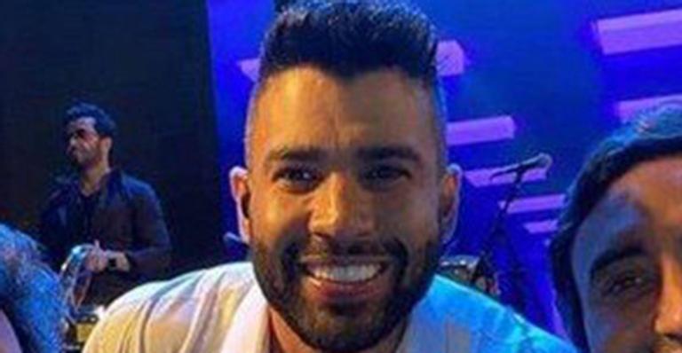 Ele voltou! Na noite paulistana, Gusttavo Lima elege look formal, é tietado e esbanja simpatia
