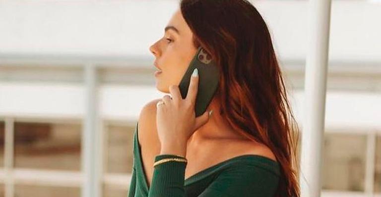Isis Valverde bate a marca de 24 milhões de seguidores e celebra com vestido colado: “Bem vindos”