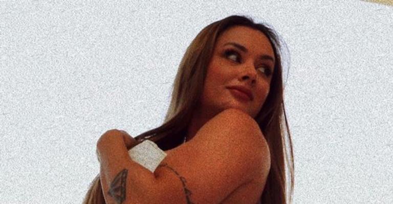 Juju Salimeni deixa toalha cair, exibe bumbum gigante e arranca suspiros: ”Abusada!”