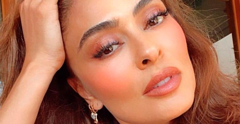 Aos 41 anos, Juliana Paes arrasa com regata branca e decotão rouba a cena: “Divina”