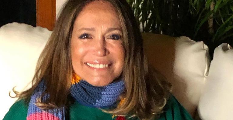 Susana Vieira posa com o fiel companheiro e faz desabafo sincero: ”Mundo louco que estamos vivendo”