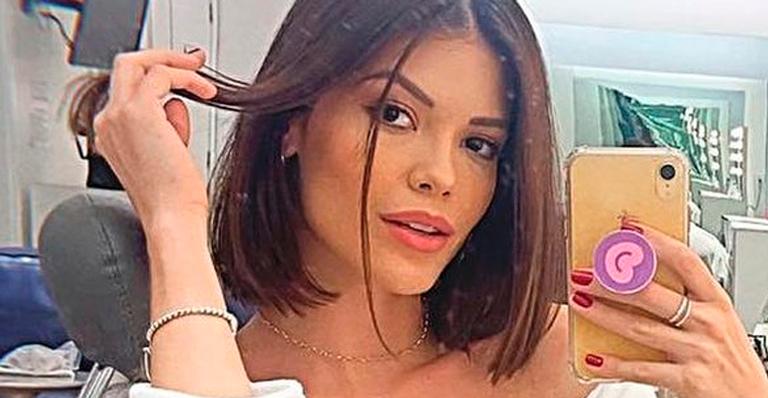 Vitória Strada posa só de roupão nos bastidores de ‘Salve-se Quem Puder’ e deixa alça cair: “Perfeita demais”