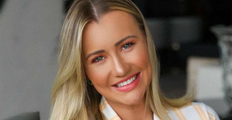 Esposa de Roberto Justus mostra a herdeira de maiô em iate de luxo do marido: “Meu amor infinito”