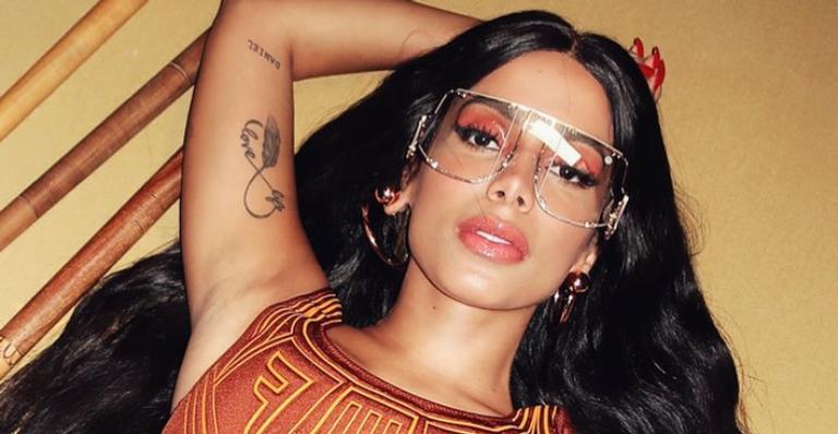 De top e shorts, Anitta ostenta cinturinha micro em clique sensual e fãs cravam: ”Deusa”