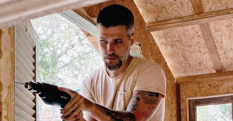Bruno Gagliasso constrói casa na árvore para filhos no quintal da mansão e seguidores brincam: “Chora, Hilbert”