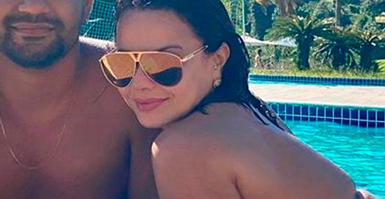 De biquíni, Viviane Araújo curte dia na piscina com namorado e se declara: “Cara de sorte”