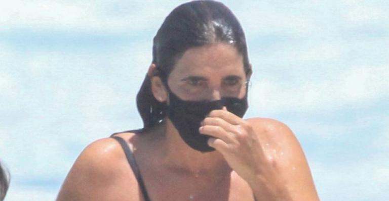Aos 54 anos, Malu Mader é flagrada com maiô cavado em ida à praia e boa forma impressiona fãs