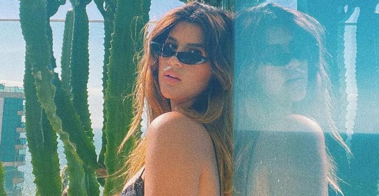 Filha gata de Flávia Alessandra exibe barriguinha sequinha em clique de biquíni e coleciona suspiros
