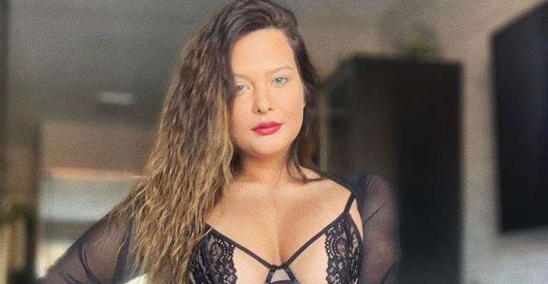 Sempre ousada, Geisy Arruda posa com calcinha fio-dental e deixa bumbum à mostra