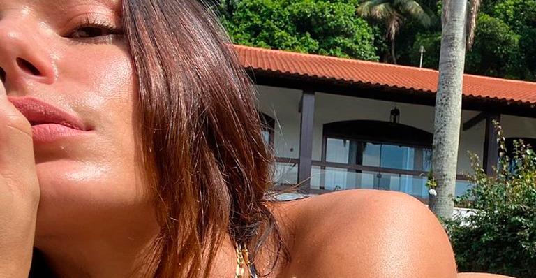 Isis Valverde dispensa retoques e mostra corpo real em clique de biquíni: “Uma estria mais linda que a outra”
