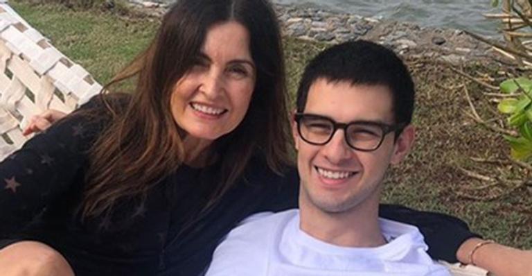 Aprovado! Namorada do filho de Fátima Bernardes surge deslumbrante em clique raro e apresentadora reage