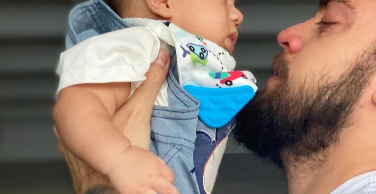 Emocionado, marido de Preta Gil cai no choro ao conhecer sobrinho: ”Finalmente”