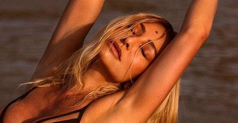 Sabrina Sato surge em clique ousado com biquíni cavadíssimo e agrada seguidores: “Corpão”