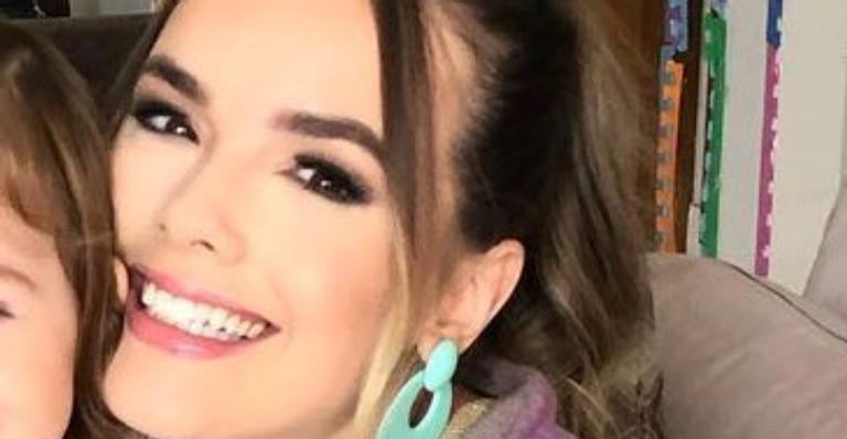 Curada, Thaeme posa com a primogênita no colo e registro especial conquista fãs: ”Como cresceu!”