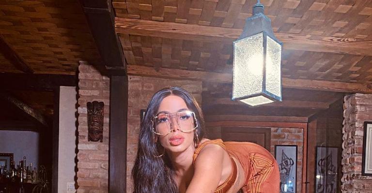 Esbanjando sensualidade, Anitta surge em clique ousado com look grifado de R$7 mil