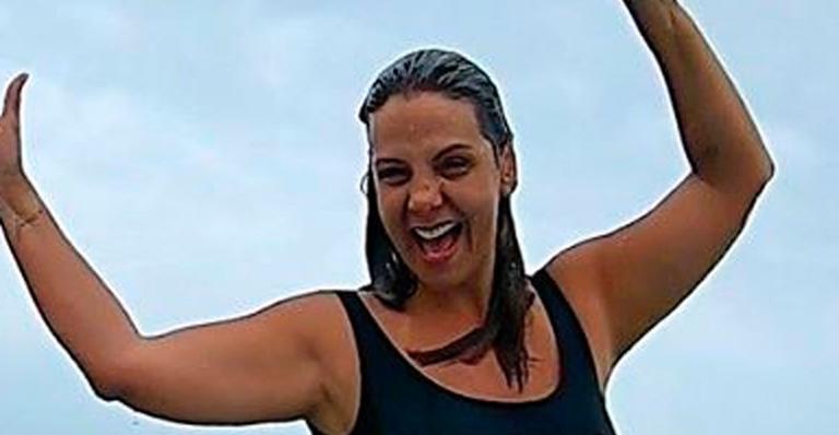 Aos 42 anos, Carla Perez mostra corpo de menina enquanto surfa pela primeira vez: “Sensação incrível”