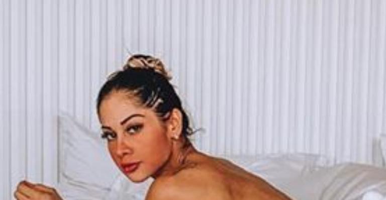 Completamente nua, Mayra Cardi sensualiza e apresenta quarto dos sonhos: ”Que cama é essa?”