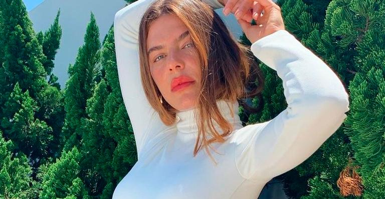Esposa de Cauã Reymond, Mariana Goldfarb posa com body cavado, apaga foto e explica: “Mostrando demais”