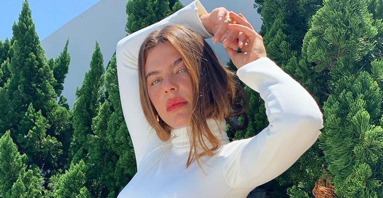 Esposa de Cauã Reymond elege maiô branco cavadíssimo e marquinha do biquíni aparece: “Maravilhosa”