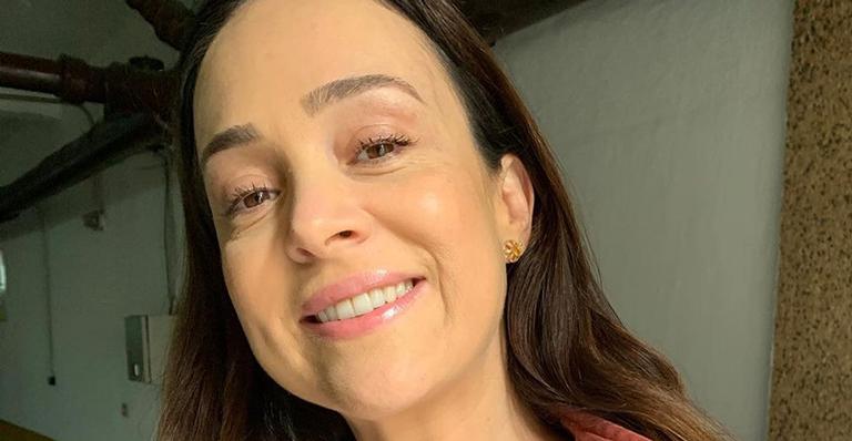 Momento raro! Gabriela Duarte reúne os filhos para cantar parabéns para o marido em festinha simples