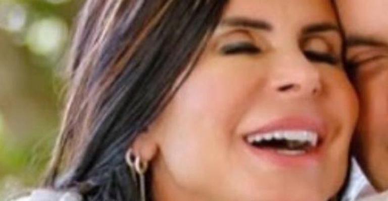 Gretchen ganha aconchego do maridão em clique romântico e se derrete: ”Vale a pena lutar pelo amor”
