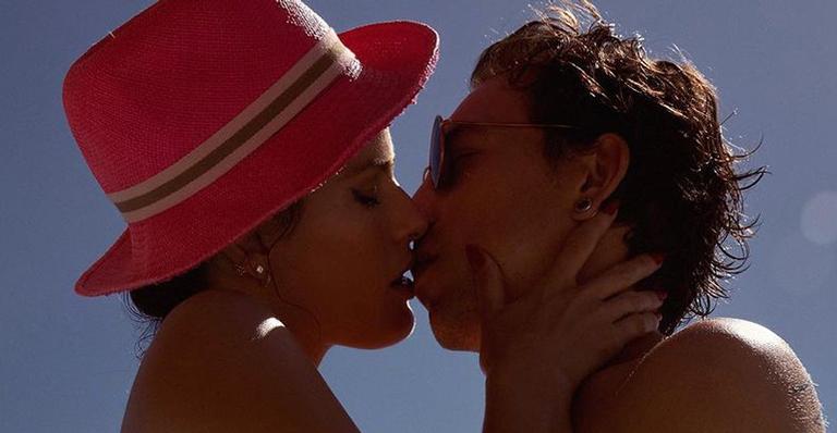 Isabeli Fontana compartilha clique quente com Di Ferreiro com direito até a apalpada: “Mudou minha vida”