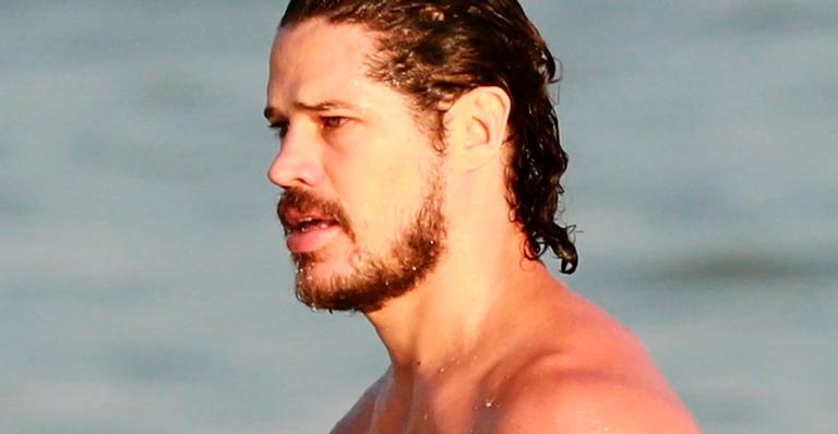 Musculoso, José Loreto curte banho de praia usando sunga e atrai olhares na Praia da Tijuca