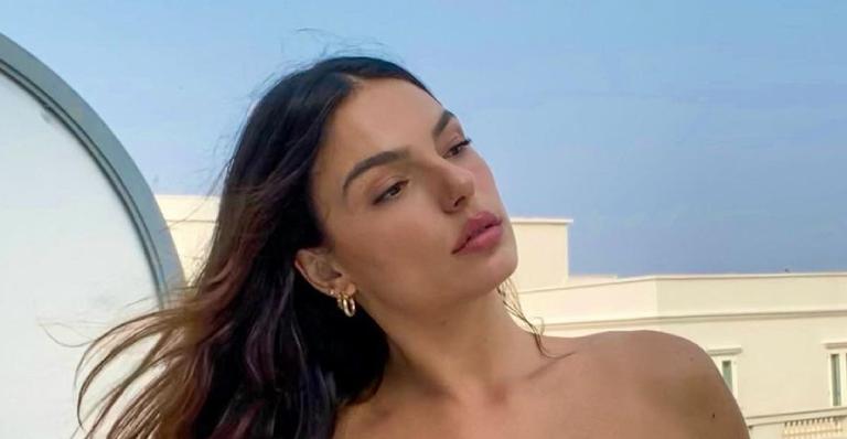 Sem filtros, Isis Valverde faz selfie e pernões torneados roubam a cena: ”Perfeição”