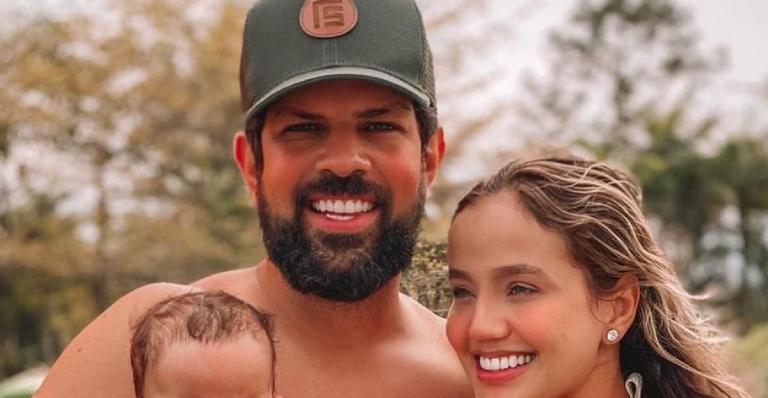 Fofura! Sorocaba e Biah Rodrigues dão banho na pia do banheiro para refrescar o filho: ”Calorão”