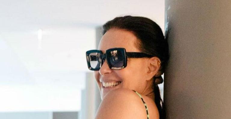 Aos 52 anos, Carolina Ferraz usa biquíni estampado e ostenta corpo impecável: “Descobriu a fórmula da beleza eterna”