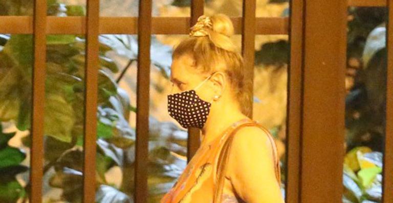Aos 68 anos, Vera Fischer elege vestido fresquinho e esbanja jovialidade ao fazer compras no Rio