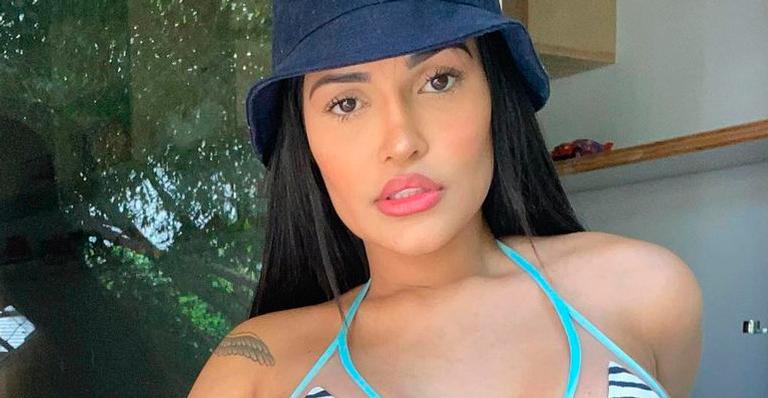 Ex-BBB Flayslane posa com biquíni recortado e cobre só essencial em fotos ousadas: “Segura essa cintura”