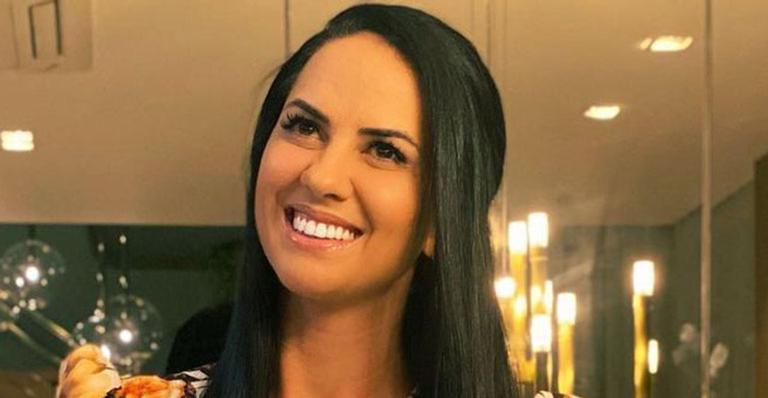 Noiva de Zezé di Camargo posa com vestidinho decotado em novo apartamento do casal: “Amando tudo”