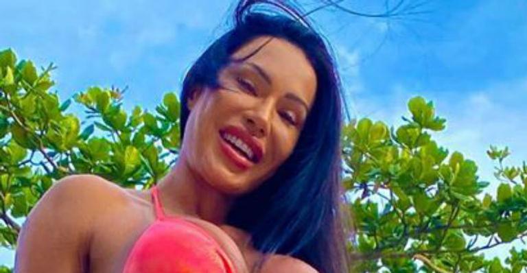 Radicalizou! Gracyanne Barbosa surge loira platinada durante ensaio fotográfico quente