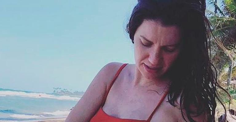 Gravidíssima, Nathalia Dill percebe que colocou biquíni do avesso e se diverte: “Quem nunca?”