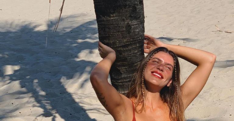 Com biquíni cavadíssimo, Mariana Goldfarb ostenta curvas impecáveis e arranca suspiros