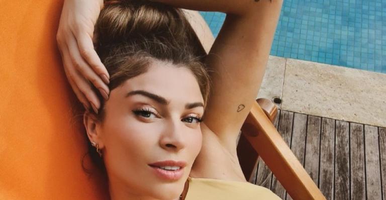 Grazi Massafera ostenta barriguinha magérrima e beleza única em selfie na piscina: ”Perfeição existe”