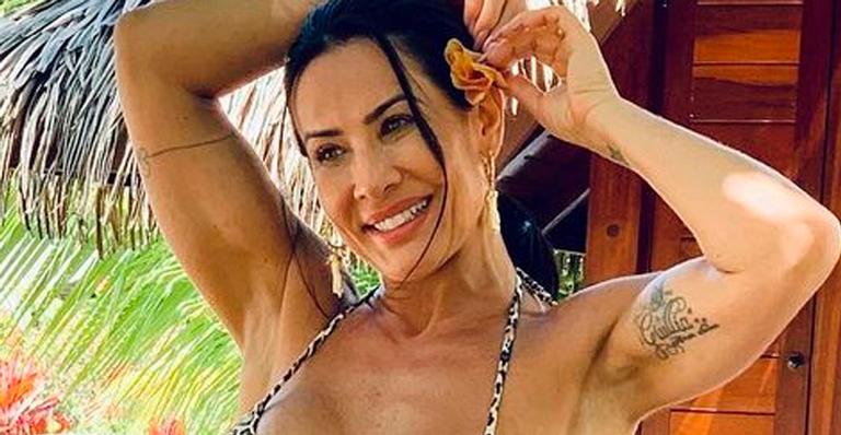De biquíni fio-dental, Scheila Carvalho ostenta corpão malhado aos 47 anos: “Gata linda”