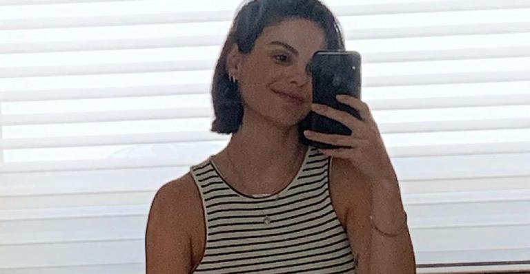 Vai explodir! Sthefany Brito mostra barrigão no limite em clique romântico com o companheiro