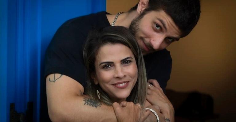 Aos 47 anos, mãe de Chay Suede surpreende com corpão ao posar completamente nua: “Quebrou a internet”