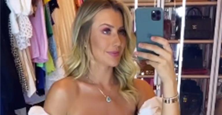 Corpaço! Esposa de Roberto Justus causa com look sexy e posa em seu closet: “Mostrando a pele”