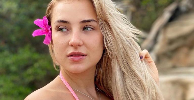De biquíni, ex-BBB Gabi Martins deixa web babando ao exibir barriguinha magérrima e tatuagem íntima