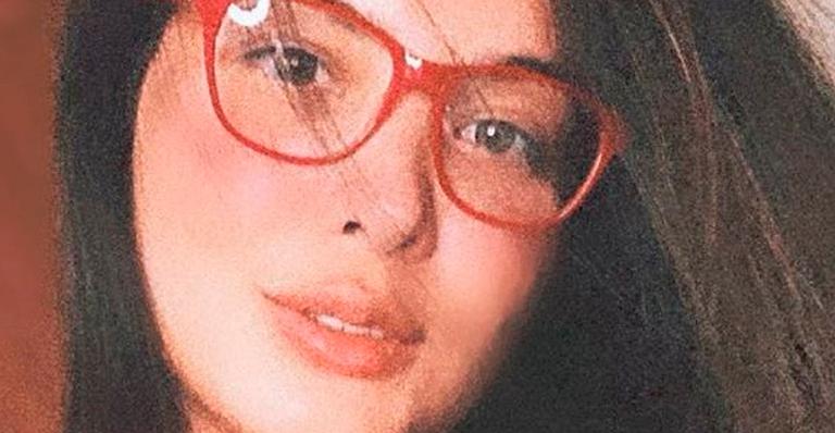Geisy Arruda posa com ar de professora e decotão rouba a cena: “Belos pares”