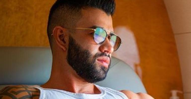 Reflexivo, Gusttavo Lima surge de braços cruzados em jatinho luxuoso após deixar mansão