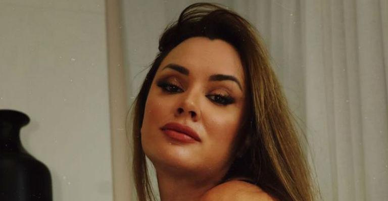 Juju Salimeni deixa jaqueta cair e causa impacto ao exibir pernas musculosas: “Sinônimo de perfeição”