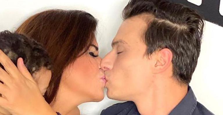 Mara Maravilha reúne a família em fotos raras e beleza do filho chama a atenção: “Vontade de apertar”