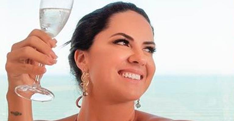 Noiva de Zezé di Camargo, Graciele Lacerda curte banho de espuma no apartamento luxuoso do casal: “Blindada”