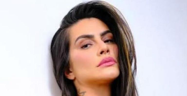 Ousada! Cleo Pires puxa lateral do maiô e exibe tatuagem indiscreta na virilha: “Entenda, você é perfeita”