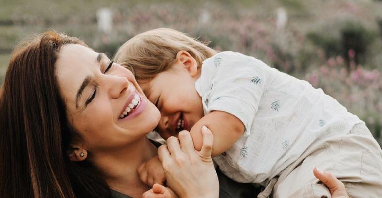 Sabrina Petraglia mostra filho de um ano comendo sozinho: ”Super independente”
