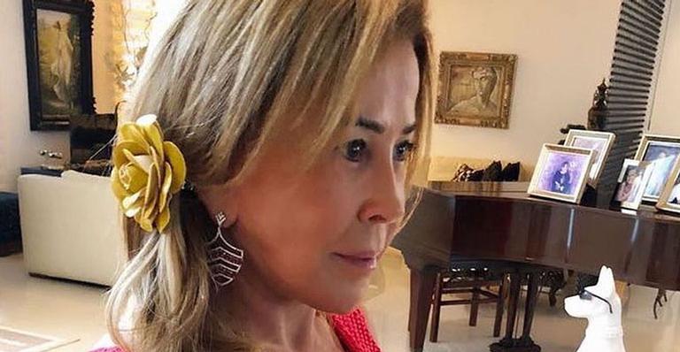Aos 62 anos, Zilu Camargo posa com vestidinho coladinho e surge jovial em sua mansão: “Não fale demais”